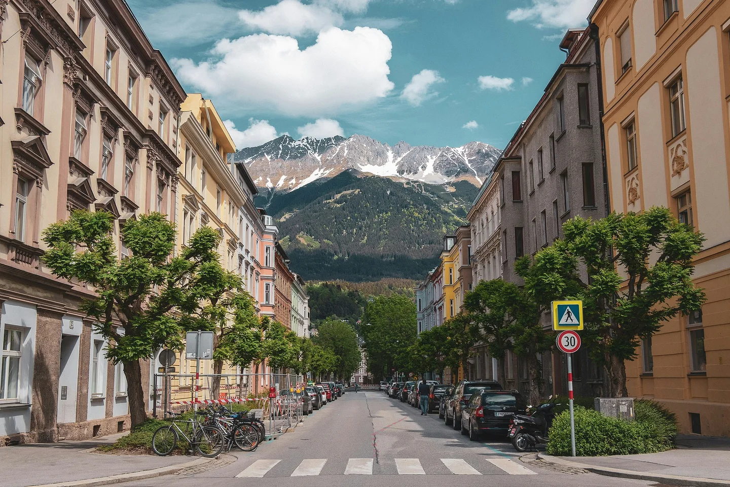 Innsbrucker Häuserzeile mit Bergen im Hintergrund